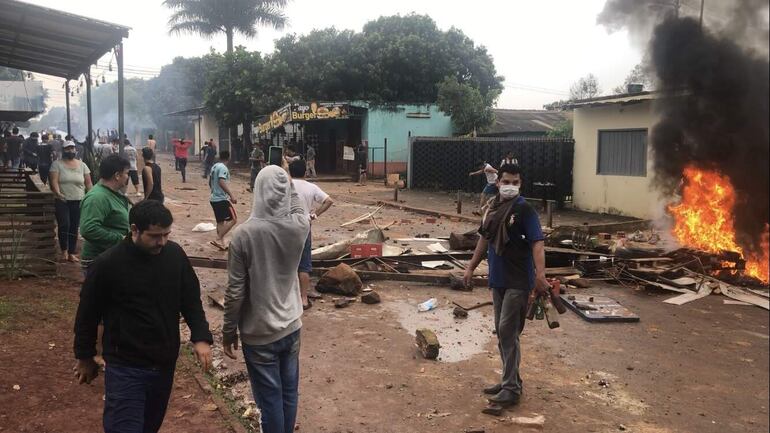 Este miércoles se registro una batalla campal en un operativo de desalojo en la finca 66.