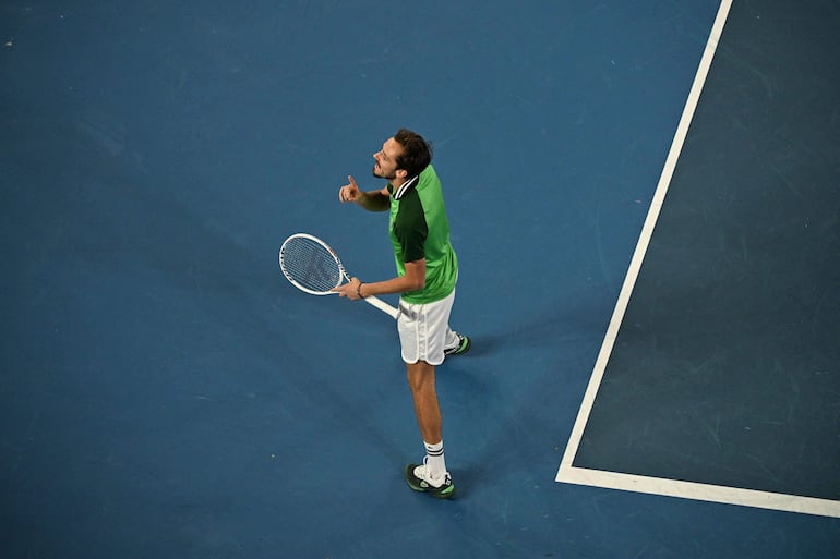 El ruso Daniil Medvedev festeja el triunfo y clasificación a la final del Abierto de Australia, en Melbourne, Australia.