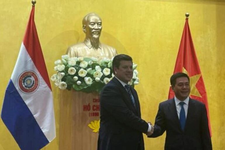 El ministro de Industria y Comercio de Paraguay, Javier Giménez, con su par de Vietnam, Nguyen Hong Dien, durante la primera visita oficial del MIC a esa nación del Sudeste Asiático.