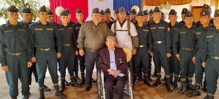 Militares de Infantería de Villarrica cuando vinieron a rendirle un homenaje por su cumpleaños a José Domingo Vargas.