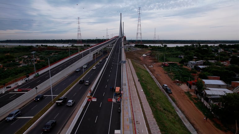 Solo vehículos livianos pueden circular por el puente Héroes del Chaco. 