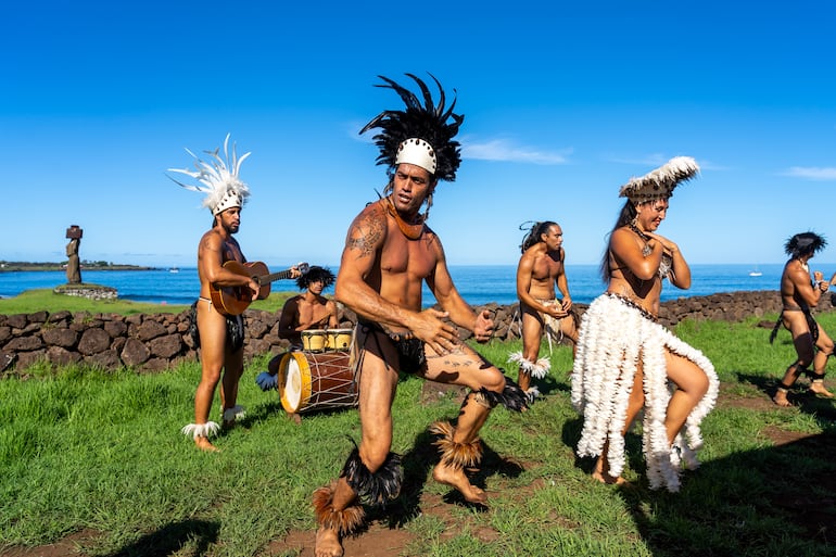 Espectáculo de danza de Isla de Pascua de artistas locales cerca del complejo Ahu Tahai, Isla de Pascua (Rapa Nui), Chile.