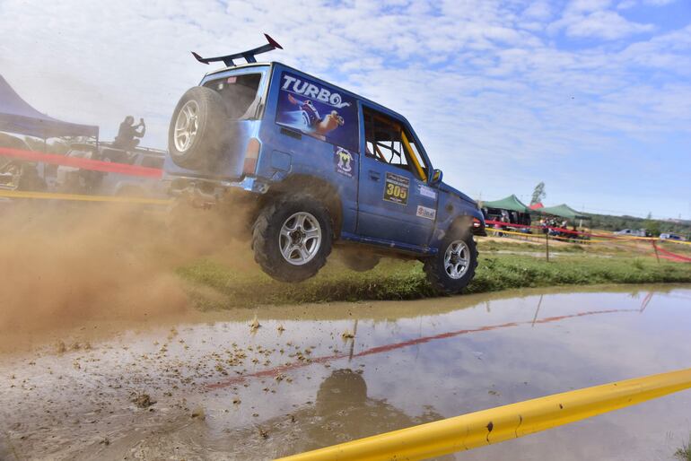 Imponente  salto del Suzuki Vitara de Leo Aguilera y José Vera, quienes triunfaron en la TT2.