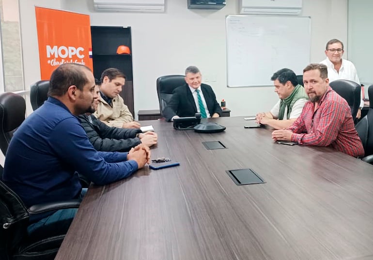 Ignacio Cárdenas, de rojo, participa en la reunión como dirigente de Ucetrama con el viceministro de Transporte, Óscar Stark, a fines de abril. El gremio exigía pago de subsidios o acompañaba un paro de transporte a Cetrapam.