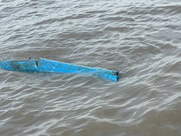 Apareció un caño flotando en el lago Ypacaraí.