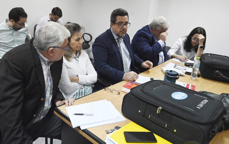 Las acusadas Lilia Espinoza de Rodríguez (izq.) y Sandra Natalia Hermosa (der.), con sus defensores en la sala de juicio oral.