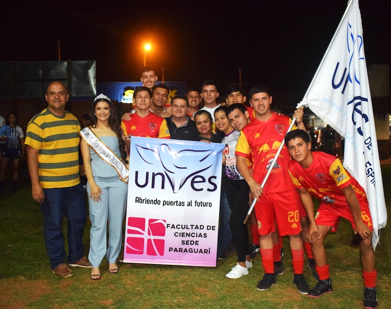 El equipo de la Facultad de Ciencias-Unves Sede Paraguarí, junto con la reina Lorena Barrios.