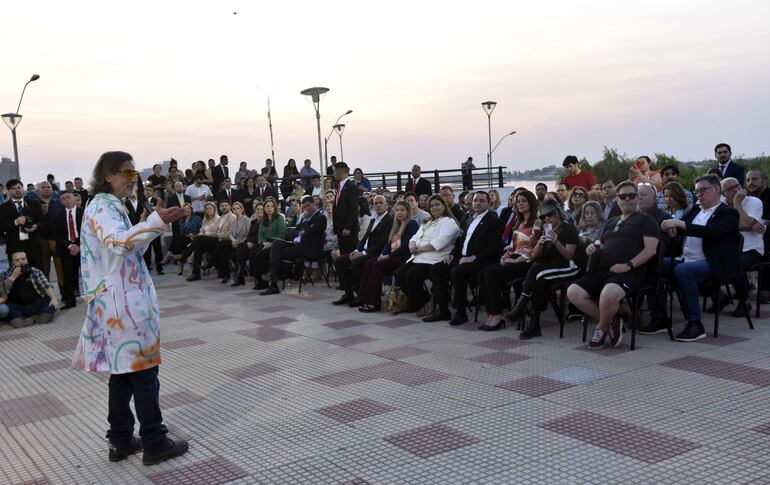 Fernando "Amberé" Feliciángeli ante el público presente, mostrando el instrumento analógico que creó.