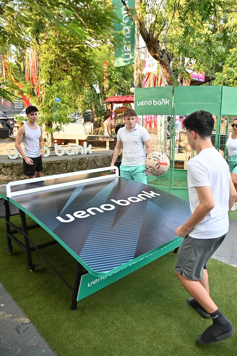 Teqball: Una innovadora combinación de fútbol y tenis de mesa que se puede jugar en el centro de experiencias de ueno bank.