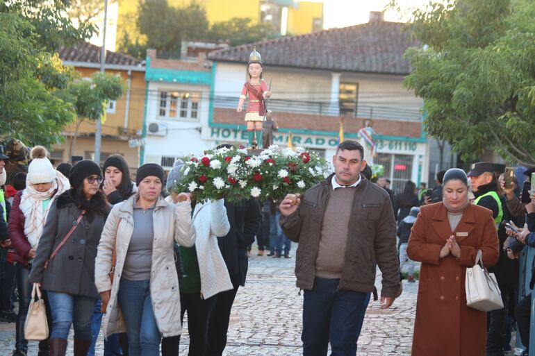 Las comunidades católicas de los 20 distritos de Cordillera entraron con las imágenes que veneran llevadas en andas. 