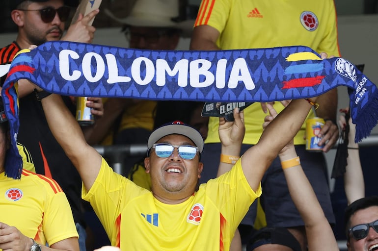 Un hincha de la selección de Colombia en la previa del partido contra Argentina de las Eliminatorias Sudamericanas para el Mundial 2026 en el estadio Metropolitano, en Barranquilla, Colombia.