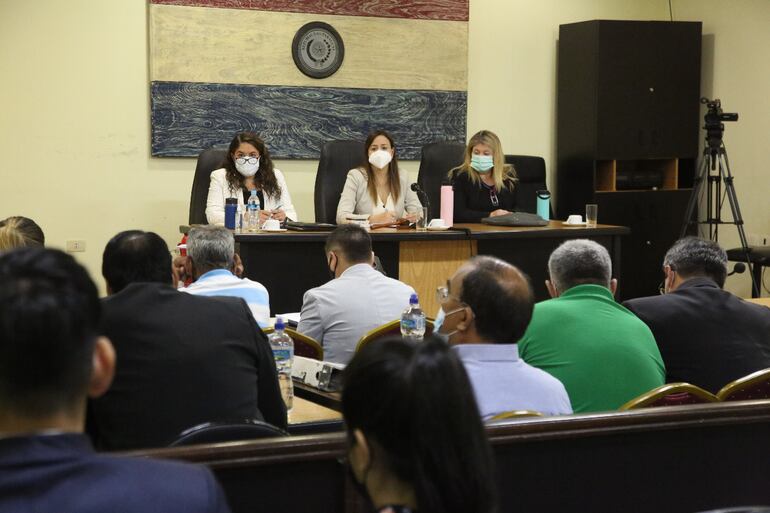 El Tribunal de Sentencia está integrado por las juezas Yolanda Morel (izquierda), Yolanda Portillo y Elsa García.