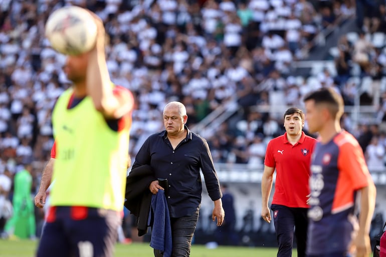 El entrenador Francisco Arce cuando conducía a Cerro Porteño durante un partido contra Olimpia por el torneo Clausura 2022 del fútbol paraguayo en el estadio Manuel Ferreira, Asunción.