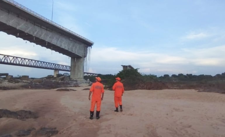 Fotografía cedida por el Departamento de Bomberos Militares de Tocantins de trabajadores en labores de rescate este lunes, en Tocantins(Brasil). El Cuerpo de Bomberos coordina la operación de búsqueda y rescate de víctimas del accidente ocurrido en el Puente JK, que conecta los municipios de Aguiarnópolis (TO), y Estreito (MA). El balance de víctimas del derrumbe de un puente en el norte de Brasil, ocurrido el pasado domingo, se elevó a ocho muertos y nueve desaparecidos, tras el hallazgo de dos cadáveres este jueves.