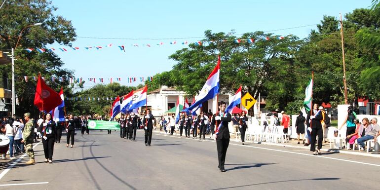 Con desfile estudiantil honran a los héroes del Chaco y a los próceres de la Independencia Patria.