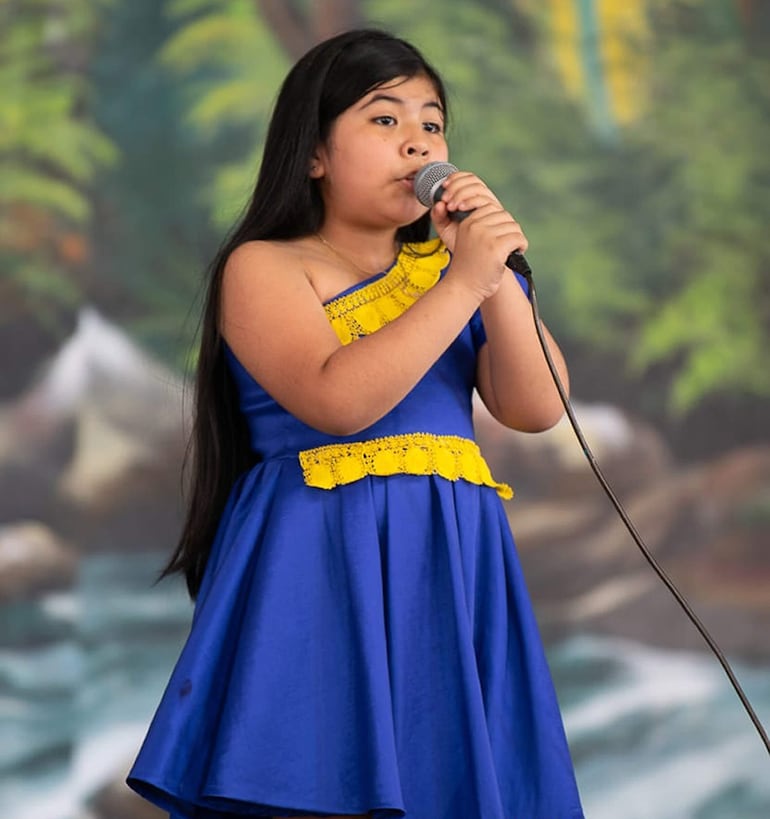 La ganadora de canto femenino infantil, Xiomara Valdez Kuo.