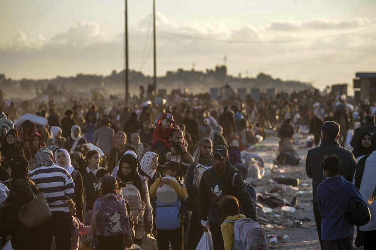  Desplazados internos palestinos se dirigen del sur al norte de Gaza por la carretera de Al Rashid, en el centro de la Franja de Gaza.