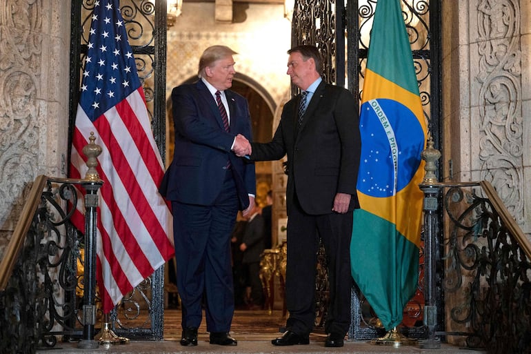 Foto de archivo del presidente de Estados Unidos, Donald Trump (izq.), y el presidente brasileño, Jair Bolsonaro, durante una cena en Mar-a-Lago en Palm Beach, Florida, el 7 de marzo de 2020.