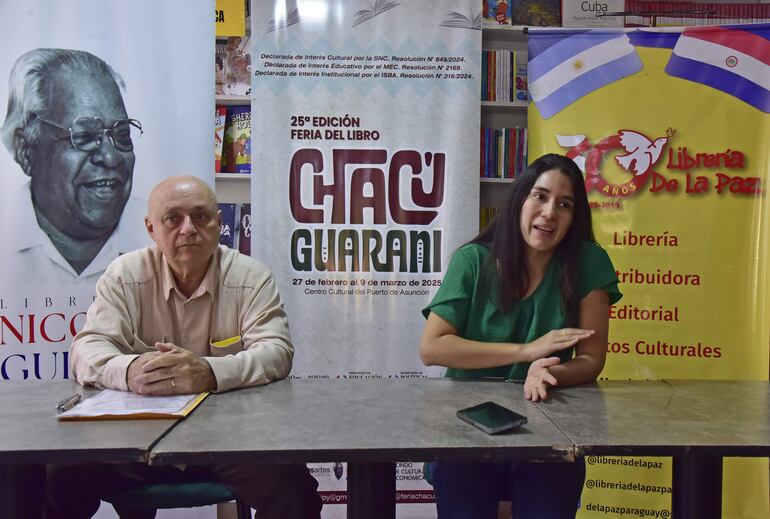 El embajador de Cuba en Paraguay, Dr. Francisco Fernández Peña, y Oriana Olivares brindaron detalles acerca de la participación de Cuba en la 25° Feria del Libro Chacú-Guaraní.