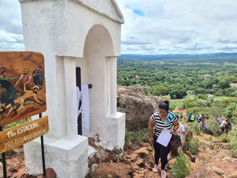 El recorrido por Semana Santa en el Cerro Yaguarón arrancó esta mañana, a las 07:00 aproximadamente.