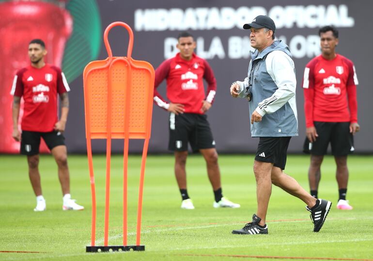 Juan Reynoso, seleccionador de Perú, en el entrenamiento del plantel antes del debut en las Eliminatorias Sudamericanas al Mundial 2026.