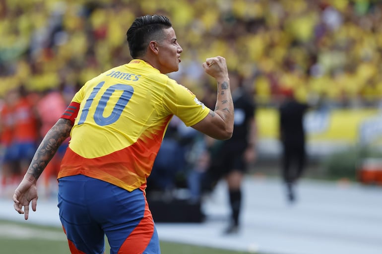 James Rodríguez, futbolista de la selección de Colombia, celebra un gol en el partido frente a Argentina por la octava fecha de las Eliminatorias Sudamericanas 2026 en el estadio Metropolitano, en Barranquilla, Colombia.
