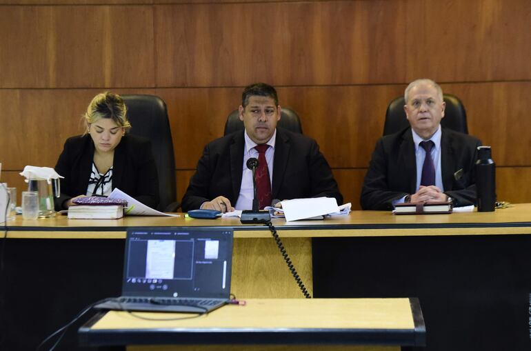 Los jueces María Fernanda García de Zúñiga, Juan Carlos Zárate Pastor (presidente) y Héctor Capurro integran el Tribunal de Sentencia.