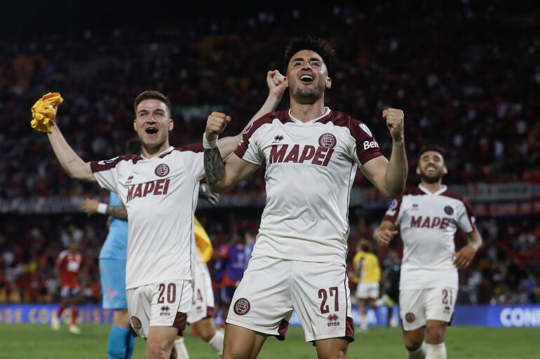 Los jugadores de Lanús festejan la clasificación a las semifinales de la Copa Sudamericana 2024 en el estadio Atanasio Girardot, en Medellín, Colombia.