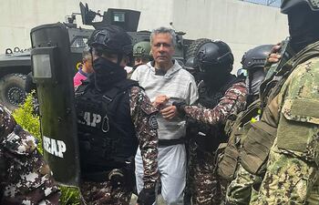 El exvicepresidente ecuatoriano Jorge Glas, escoltado por miembros del Grupo de Acción Penitenciaria Especial (GEAP) durante su llegada a la prisión de máxima seguridad La Roca en Guayaquil el 6 de abril de 2024.