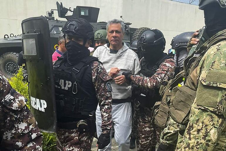 El ex vicepresidente ecuatoriano Jorge Glas escoltado por miembros del Grupo de Acción Penitenciaria Especial (GEAP) durante su llegada a la prisión de máxima seguridad La Roca en Guayaquil el 6 de abril de 2024.