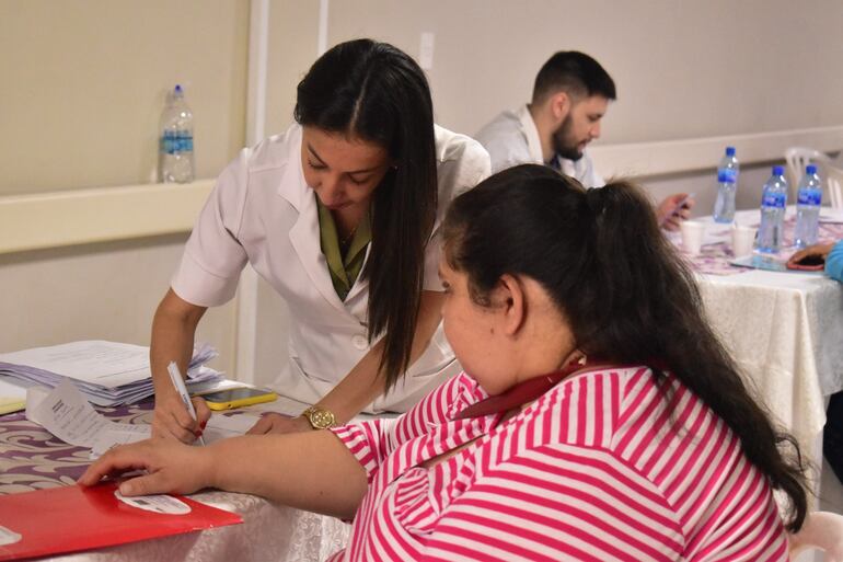 Es una actividad de varias sociedades cientificas unidas, sin fines de lucro, y de manera voluntaria.