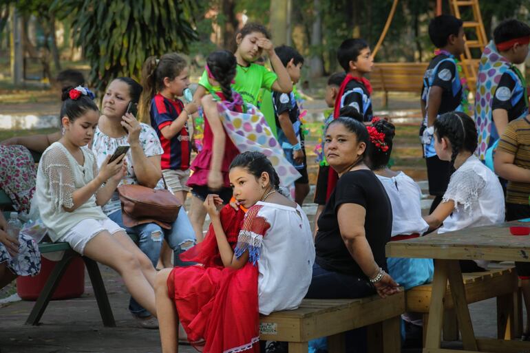 Un grupo de personas descansa en el Parque Caballero .