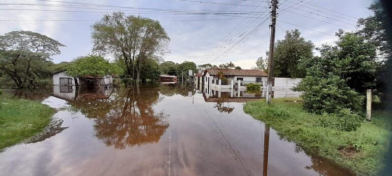 El avance de las aguas es incontenible y toma barrios enteros