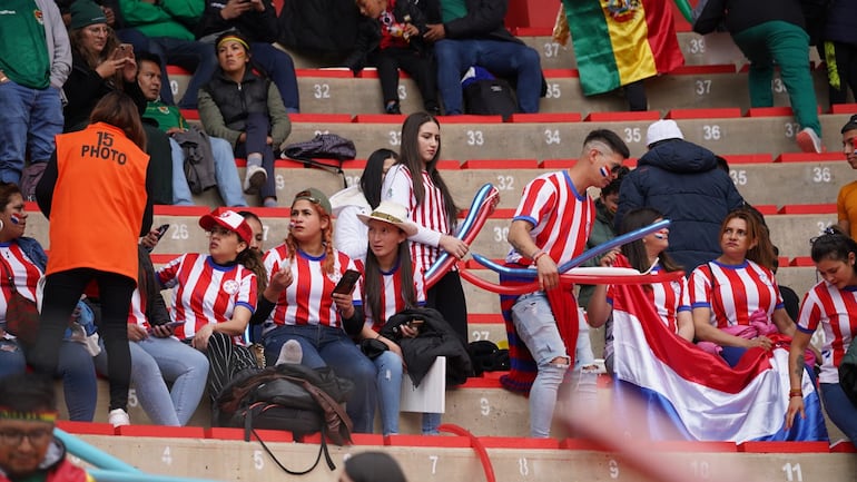 Los simpatizantes paraguayos en el estadio Municipal El Alto para el partido de la selección de Paraguay frente a Bolivia por la fecha 12 de las Eliminatorias Sudamericanas 2026.