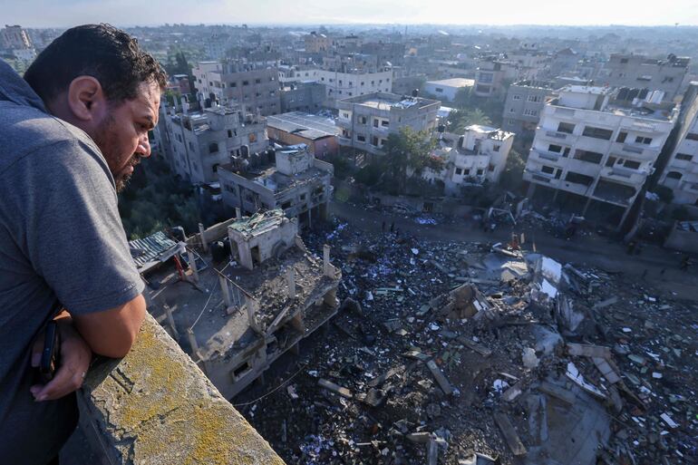 Un hombre observa una zona impactada por bombardeos israelíes en Rafah, en el sur de la Franja de Gaza, este lunes.