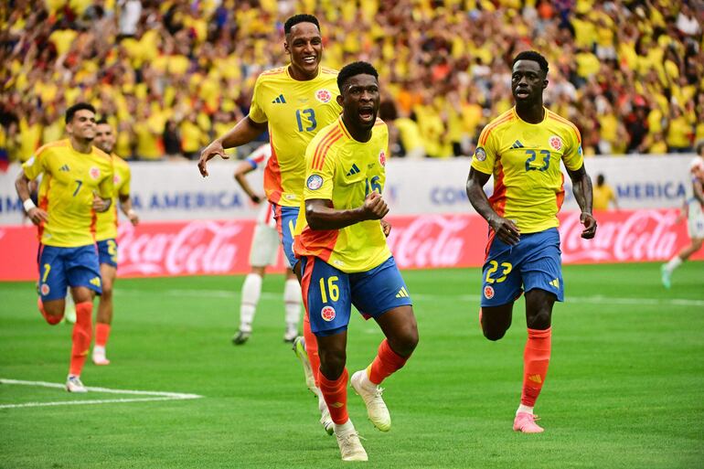 Jefferson Lerma (16), jugador de la selección de Colombia, celebra un gol en el partido frente a Paraguay por la primera fecha del Grupo D de la Copa América 2024 en el NRG Stdium, en Houston, Texas.