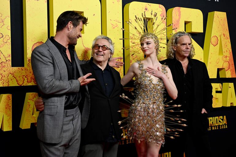 El actor Chris Hemsworth, el director George Miller, la actriz Anya Taylor-Joy y el productor Doug Mitchell posan felices en la premier de 'Furiosa: A Mad Max Saga' en Australia. (EFE/EPA/BIANCA DE MARCHI)
