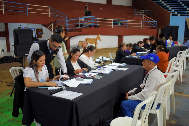 Foto de archivo: entrega de tarjetas a adultos mayores para cobro de pensión.