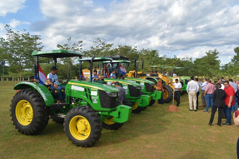 Parte de las 16 maquinarias y equipos viales y agrícolas donados por la Itaipú presentados a la ciudadanía.