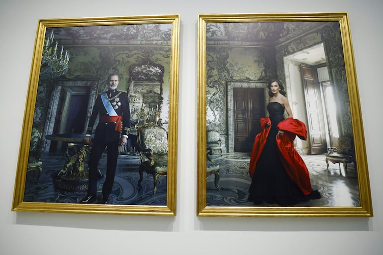 El Banco de España presenta los retratos que ha realizado la fotógrafa Annie Leibovitz de sus majestades los Reyes de España este martes en la sala del Consejo del Banco de España de Madrid.