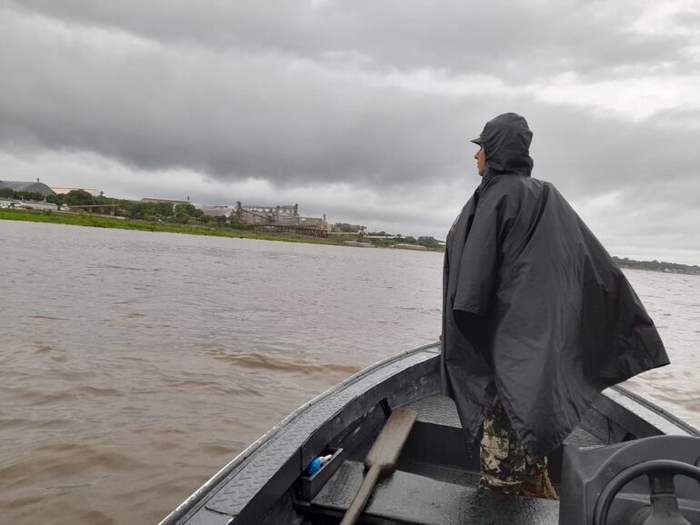 Militar de la Armada observa parado desde la proa, si es que milagrosamente encuentran algún rastro de Alexis Sosa. (Fuente: X).