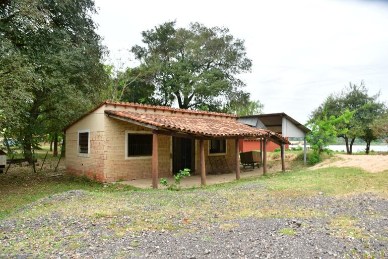 Casas en Jardines de Remansito en tierras que ahora serán controladas por el Ministerio de Defensa Nacional.