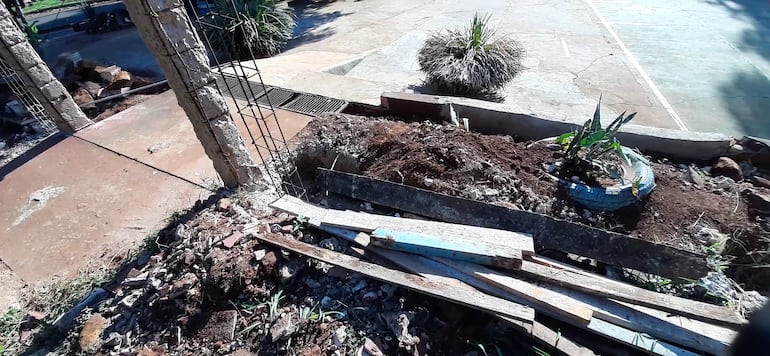 Esta mañana cerca de las 09:00 no habría ningún obrero trabajando en la construcción de la muralla.