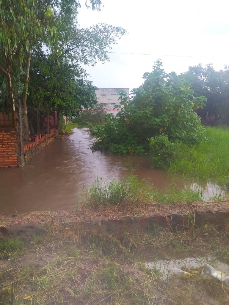 Este es el canal que abrió la Municipalidad y donde piden que coloque tubos de cemente y se conecte a otro desagüe fluvial.