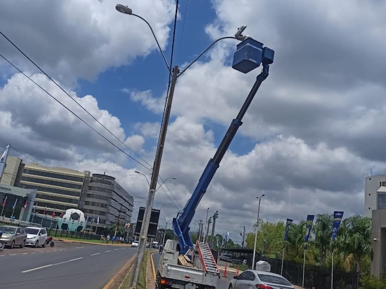 Alrededor de la Conmebol, la ANDE arregló 50 puntos de alumbrado público.