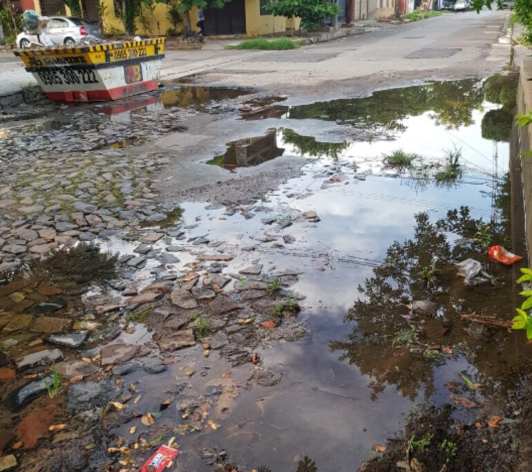 Caño roto desde hace casi un mes. Agua limpia es desperdiciada por falta de reparación por parte de la Essap.