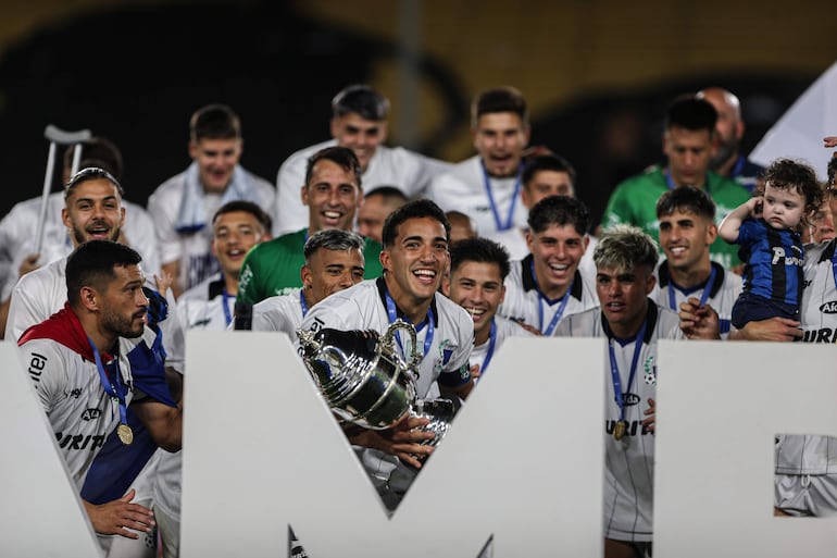 MONTEVIDEO (URUGUAY) 16/12/2023.- Federico Pereira (c) alza el trofeo y festeja con Liverpool FC tras ganar el campeonato uruguayo al vencer a Peñarol hoy, en el Estadio Campeón del Siglo en Montevideo (Uruguay). Aparece también el paraguayo Miguel Samudio