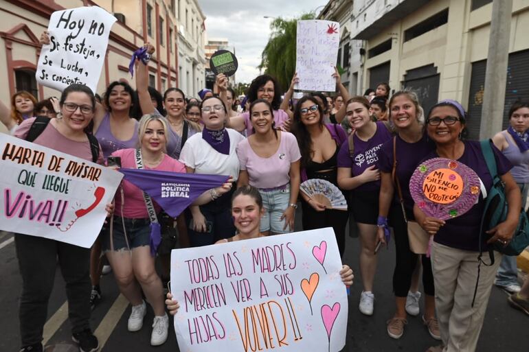 Marcha 8M por la calle Palma de Asunción, en el marco del Día Internacional de la Mujer.