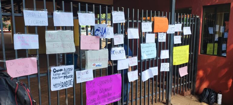 Los alumnos pegaron sus carteles por el portón de acceso de la institución educativa.