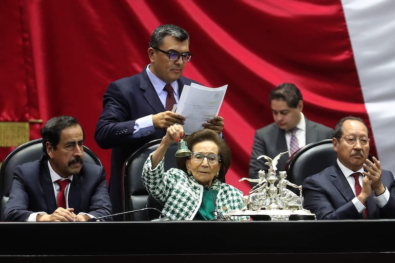  Fotografía cedida por la Cámara de Diputados de la presidenta del Congreso, Ifigenia Martínez, durante una sesión ayer en Ciudad de México (México). El Congreso de la Unión de México comenzó con una nueva legislatura marcada por el último Informe de Gobierno del presidente, Andrés Manuel López Obrador, y las nuevas 'supermayorías' del oficialismo para votar, a partir del martes, la reforma para que haya elecciones del Poder Judicial.  